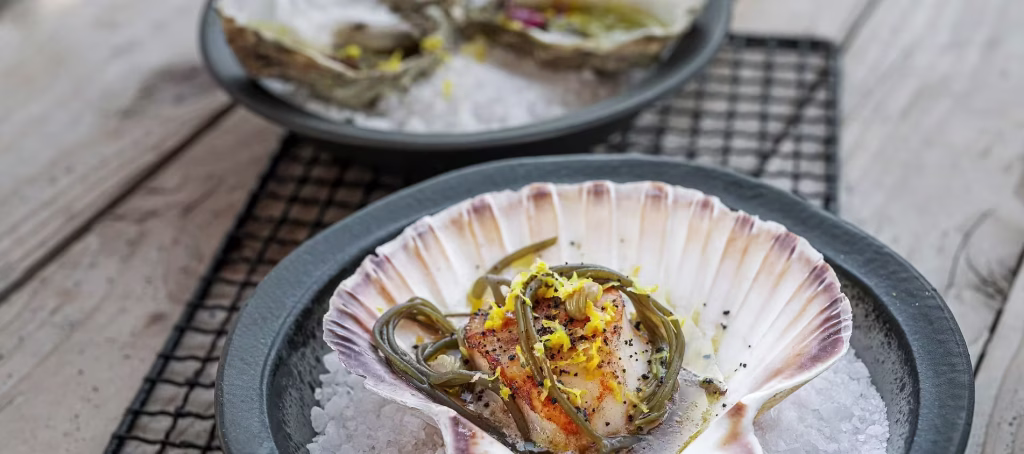 grillet kamskjell med revet sitron og tang